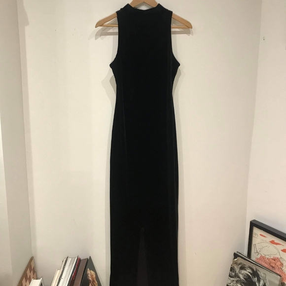 Sleeveless velvet dress with mockneck - Picture 2 of 7